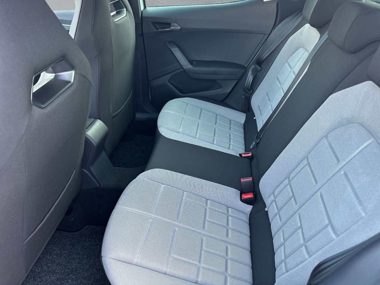 Fahrzeugabbildung SEAT Arona FR 1.0 TSI 116 PS 7-Gang-DSG - mit KI generiert/bearbeitet