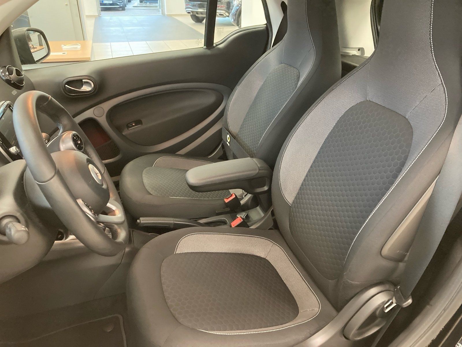 Fahrzeugabbildung Smart smart EQ fortwo Exclusive*Kamera*Media*LED*22kW*