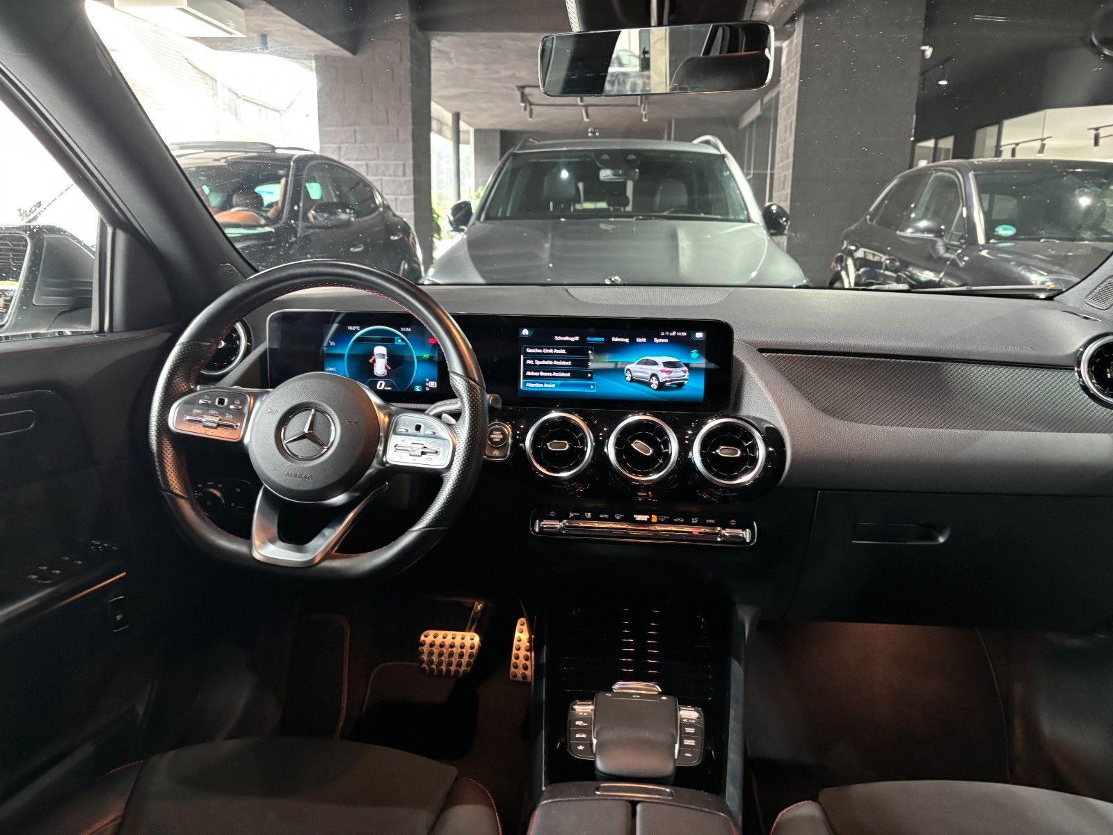 Fahrzeugabbildung Mercedes-Benz GLA 220d //AMG LINE//CARBON/KAMERA/MBUX/AHK/SHZ