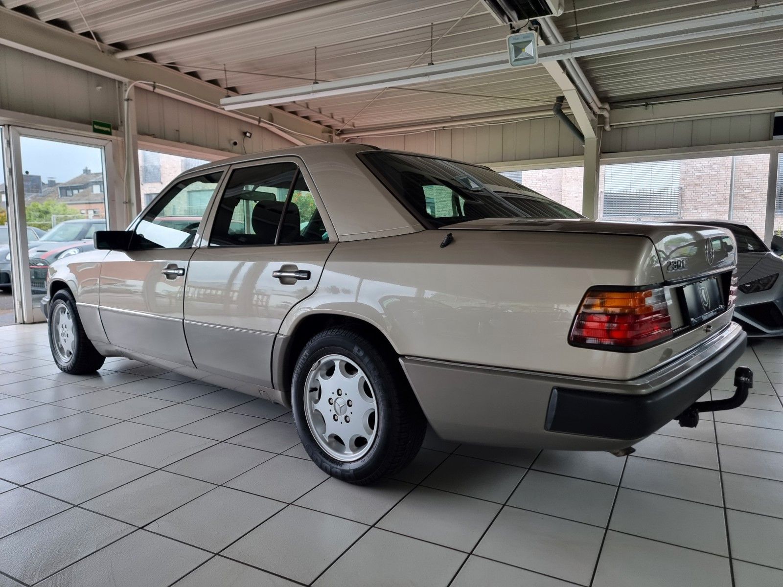 Fahrzeugabbildung Mercedes-Benz 230 E/Schiebedach/AHK/H-Zul./Sehr schöner Zust.