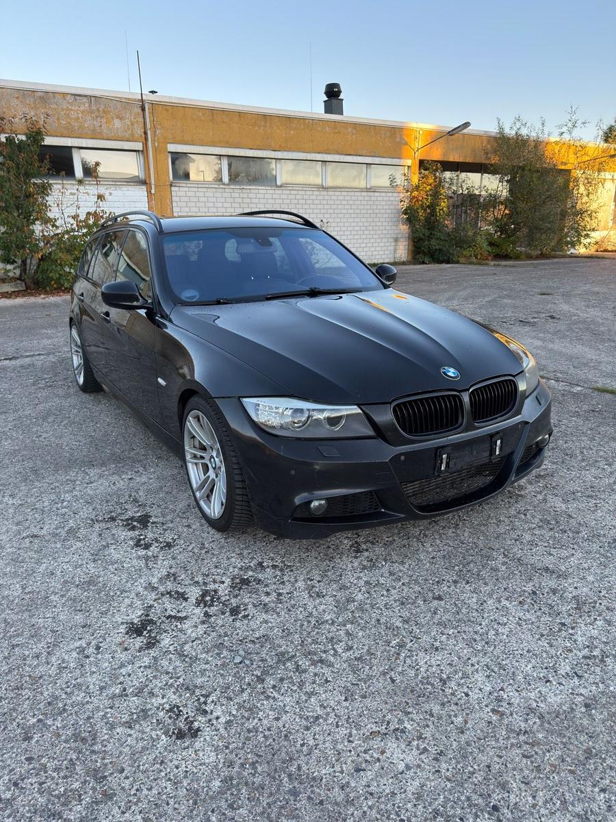 BMW 320 2009 — rear view