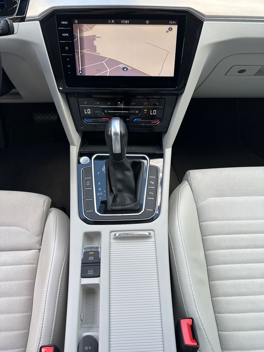Fahrzeugabbildung Volkswagen Passat Variant Elegance NAV+LED+AHK+ACC+HUD+18ZO