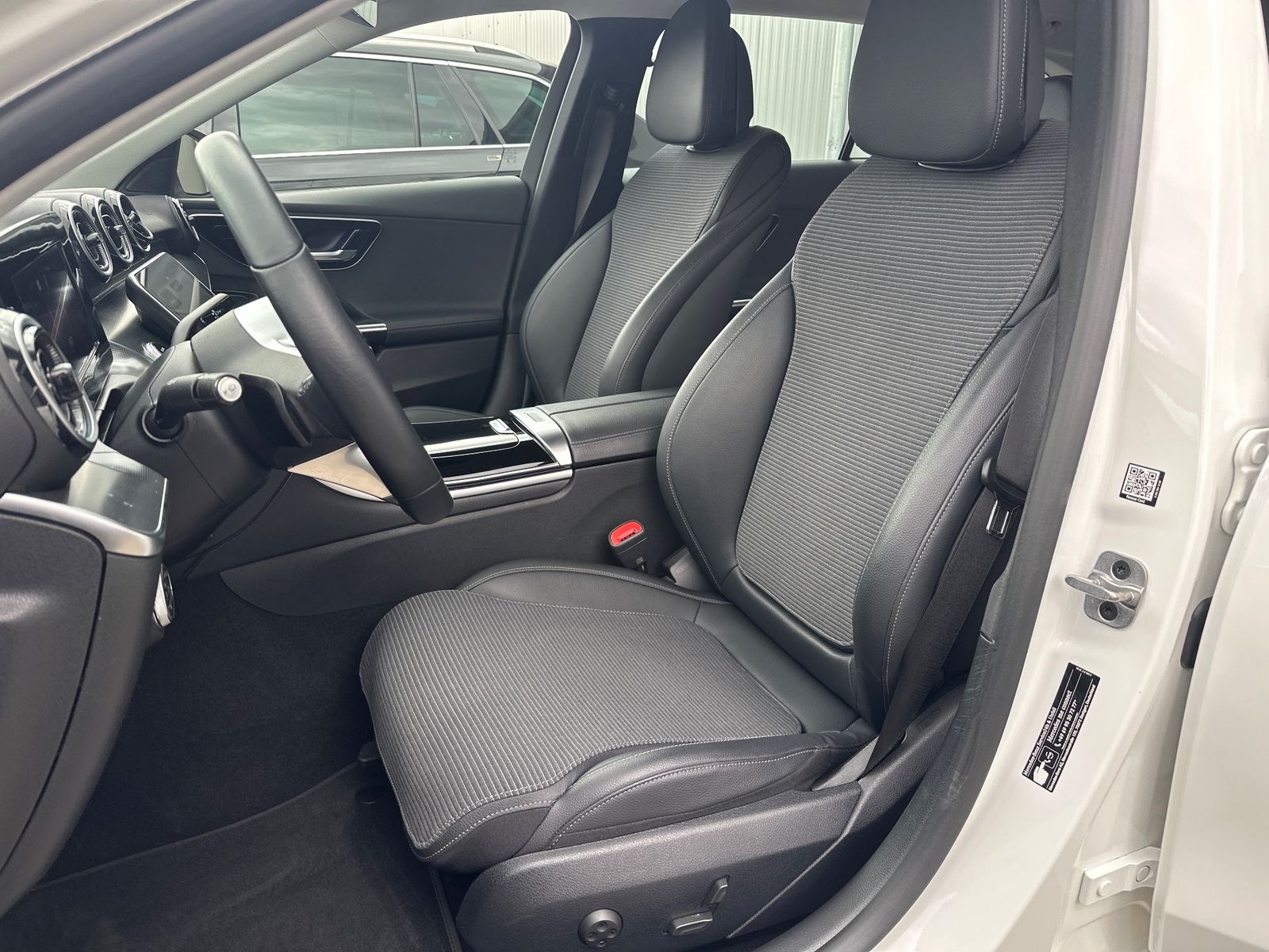 Fahrzeugabbildung Mercedes-Benz C 300 e T Avantgarde NAV+LED+AHK+KAMERA+SHZ