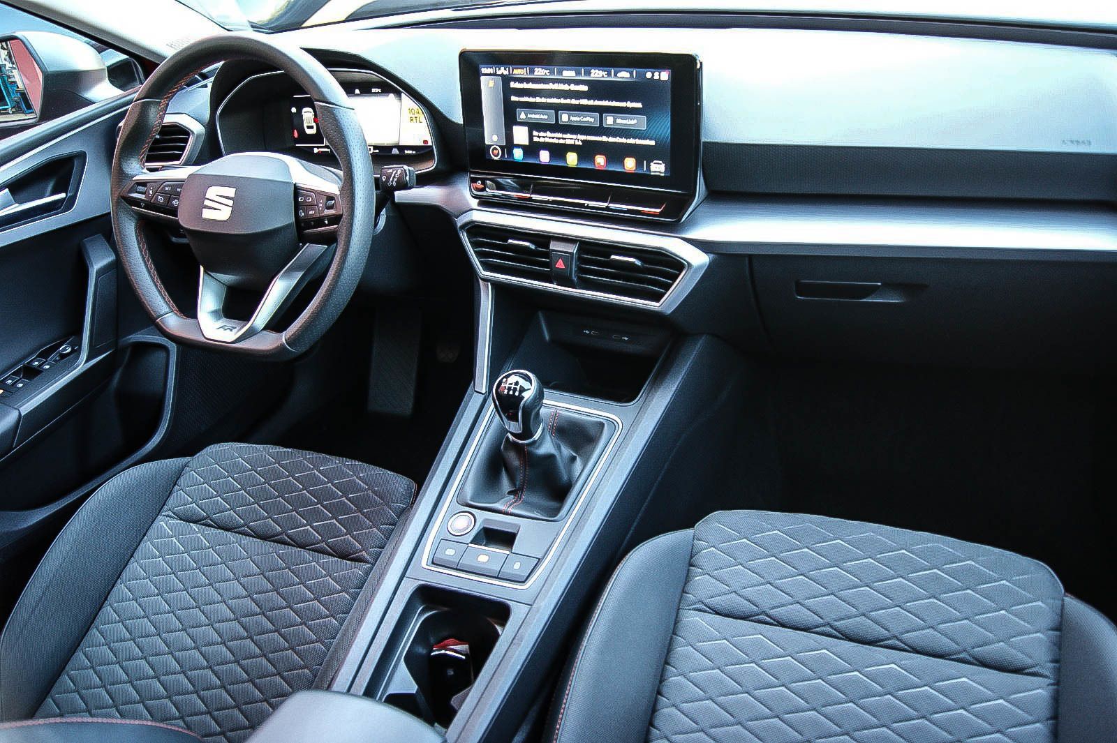 Fahrzeugabbildung SEAT Leon Sportstourer 1.5 FR VIRTUAL KAMERA ACC LED