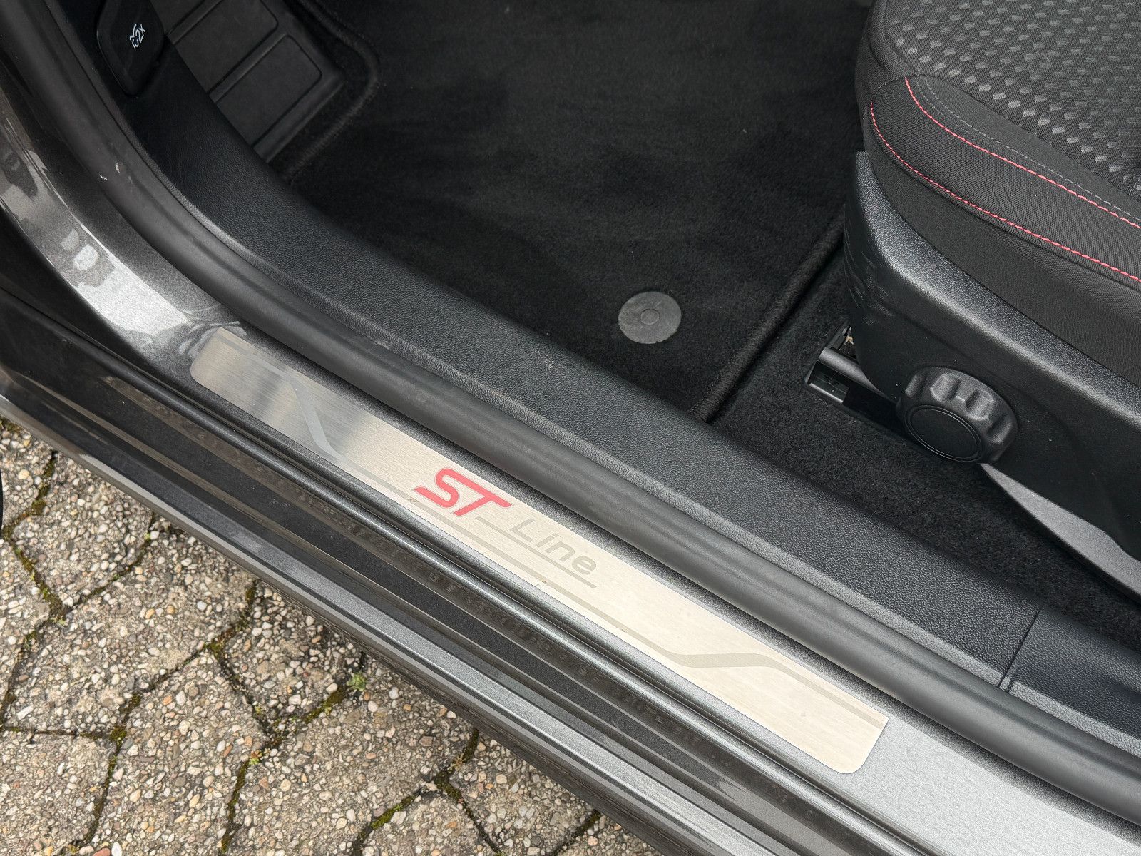 Fahrzeugabbildung Ford Focus /ST-LINE/AUTOMATIK/KAMERA/NAVI/SHZ/ACC