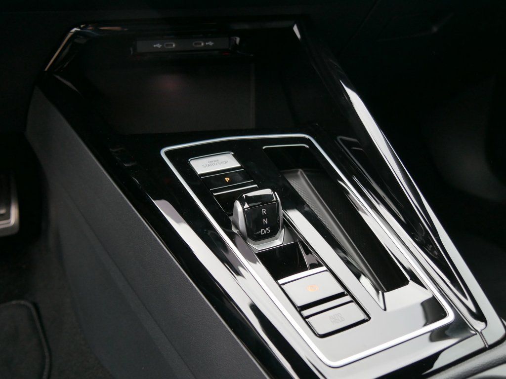Fahrzeugabbildung Volkswagen Golf 1.5 eTSI R-Line Pano Kamera HarmanKardon