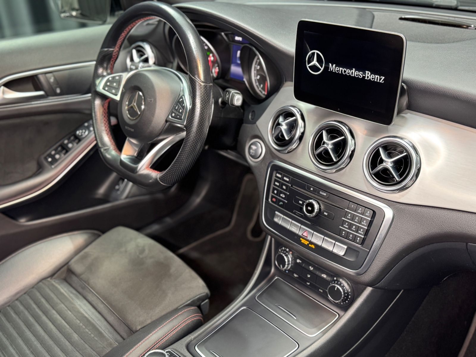 Fahrzeugabbildung Mercedes-Benz GLA 200|7G-AUTOMATIK|NAVI|LED|KAMERA|AHK|AMG-LIN