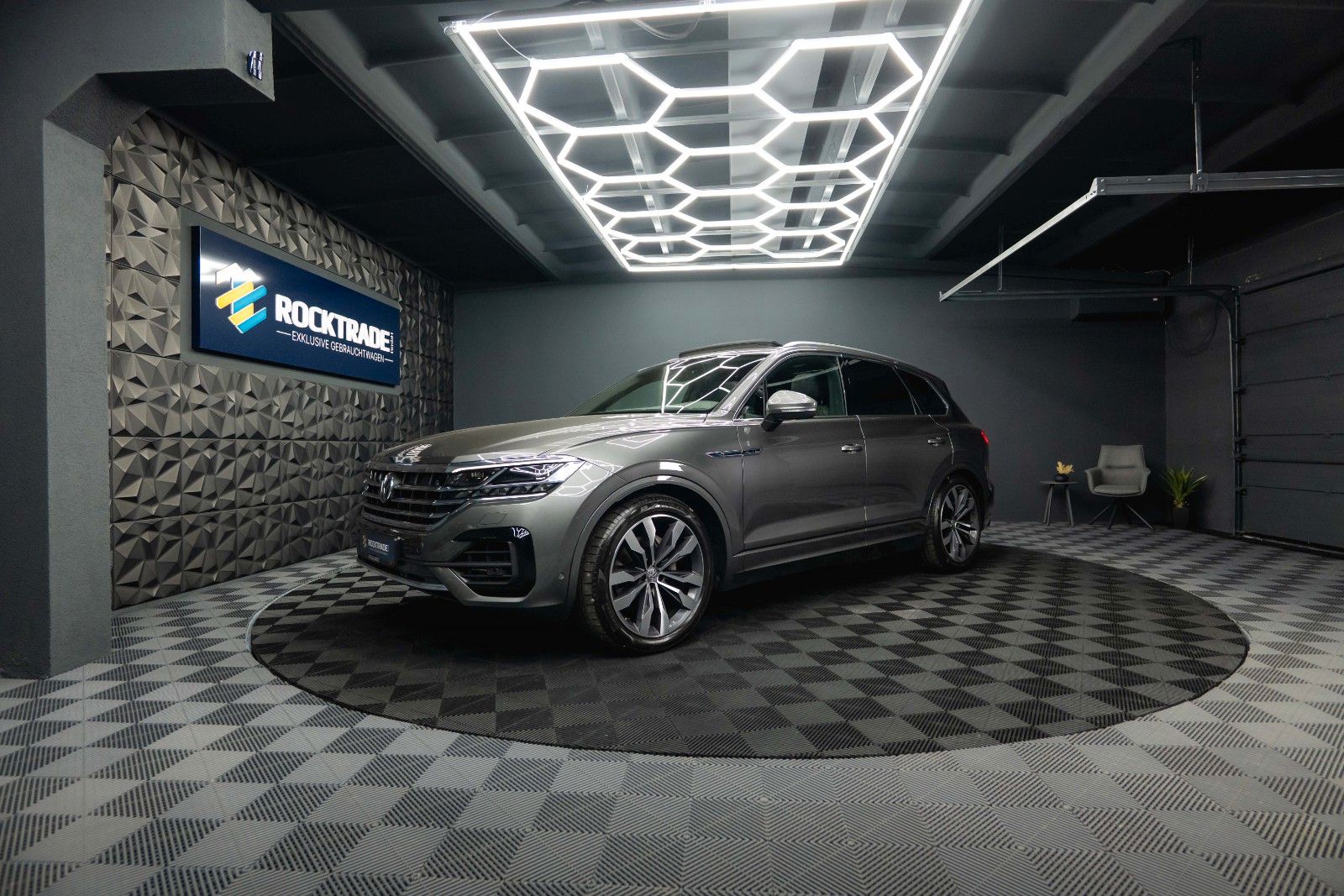 Fahrzeugabbildung Volkswagen Touareg V6 R-Line+ 4Motion *Pano*Matrix*DAB*19%*