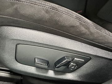 Fahrzeugabbildung BMW 530d M Sport Kam AHK LiveCockptPr Alarm HiFi 20"