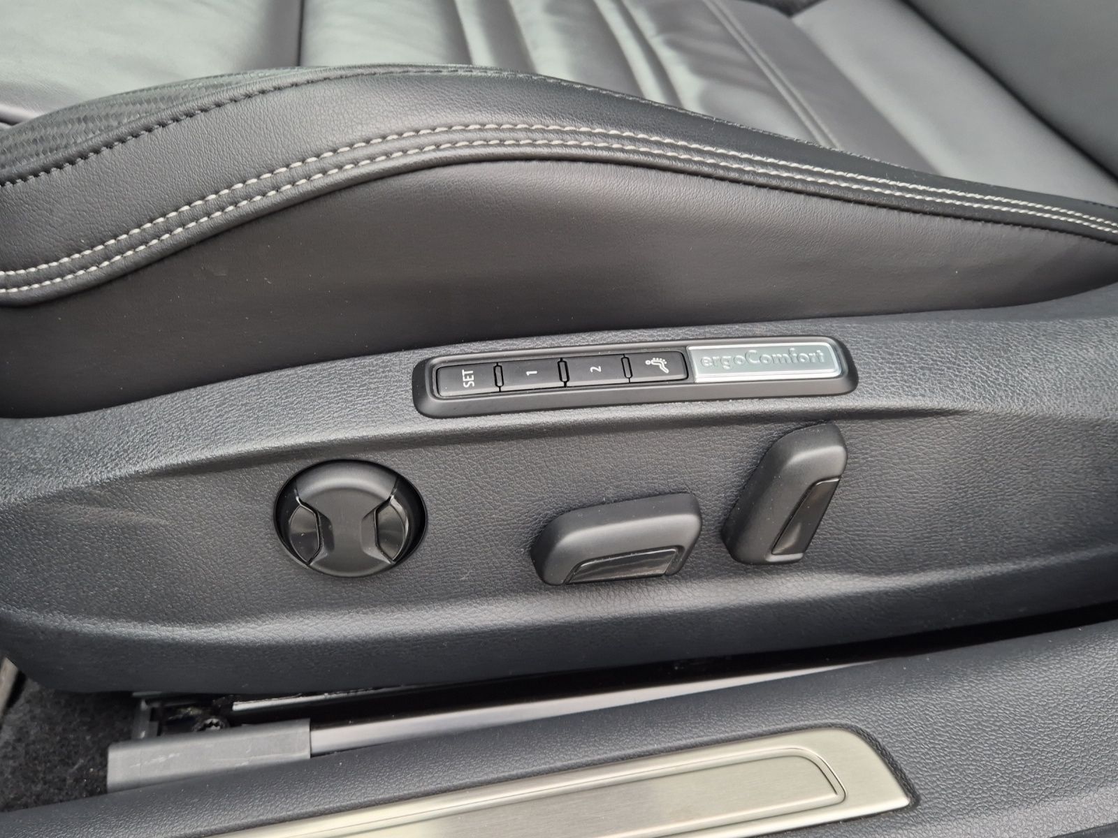 Fahrzeugabbildung Volkswagen Passat Variant TDI R-Line DSG 4Mo Standhzg Matri