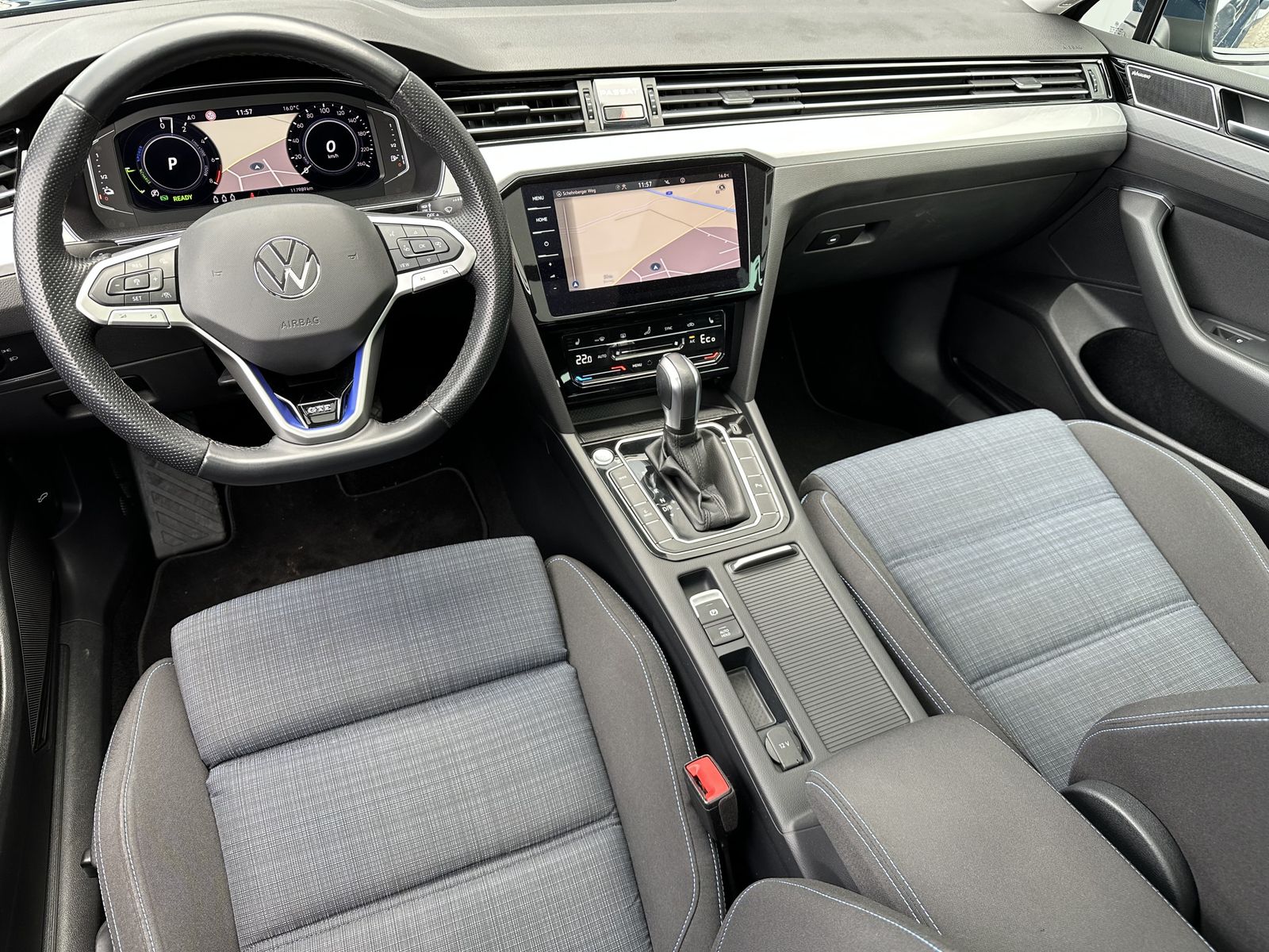 Fahrzeugabbildung Volkswagen Passat Variant 1.4 TSI DSG GTE NAV+LED+AHK+PANO