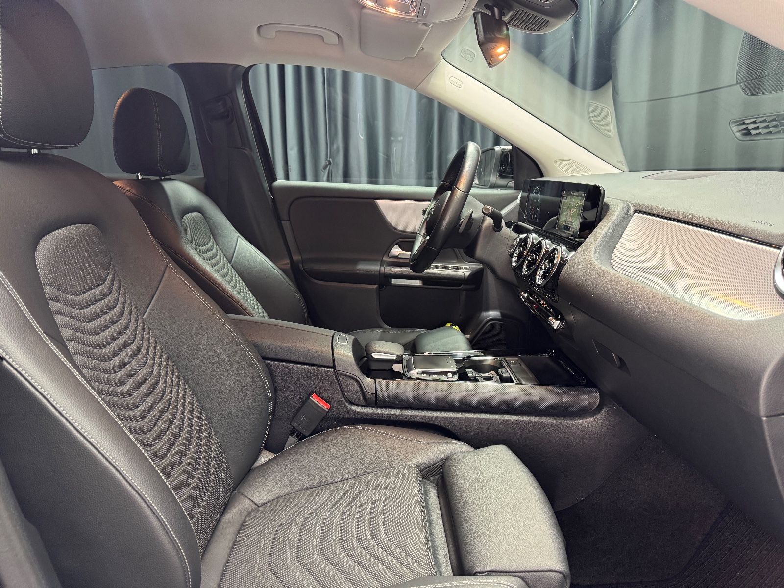 Fahrzeugabbildung Mercedes-Benz GLA 220d|AUTOMATIK|NAVI|LED-SCHEINWERFER|