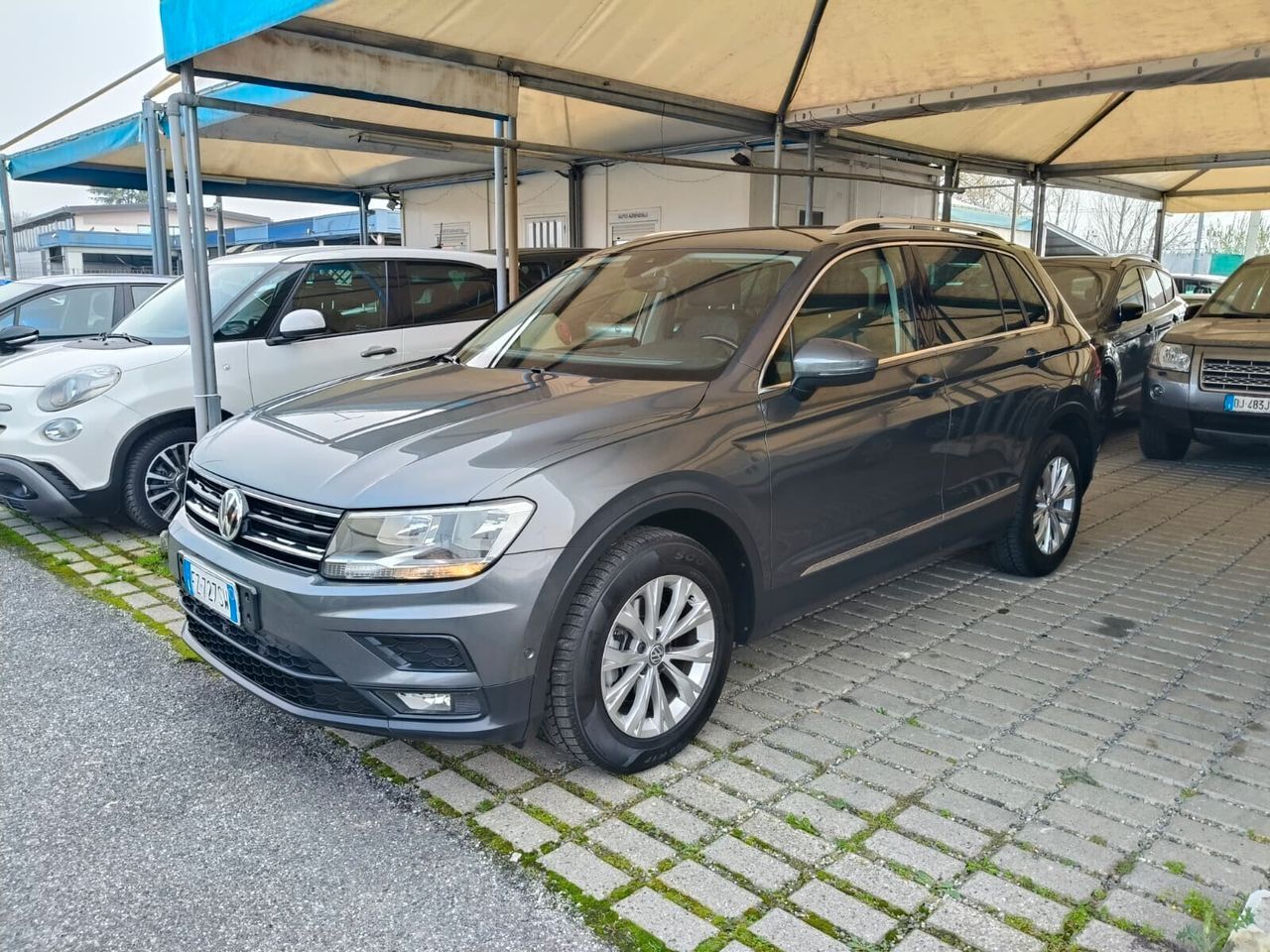 Volkswagen Tiguan - 1