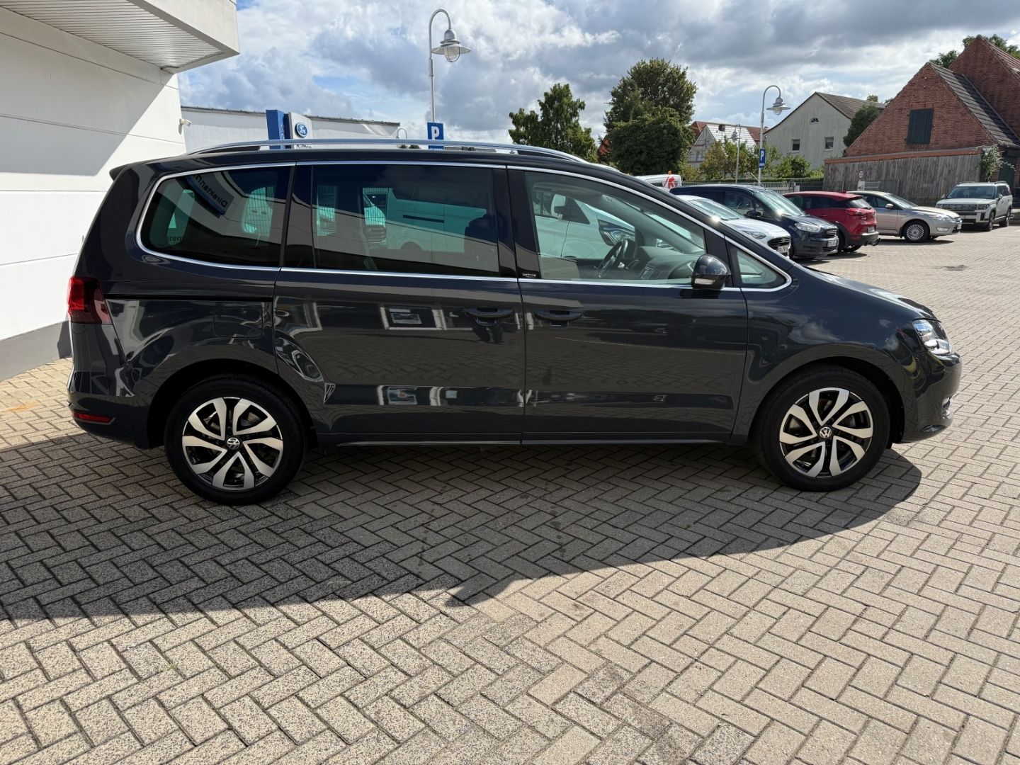 Fahrzeugabbildung Volkswagen Sharan Active Comfortline ACC SHZ Navi Dynau Bi-