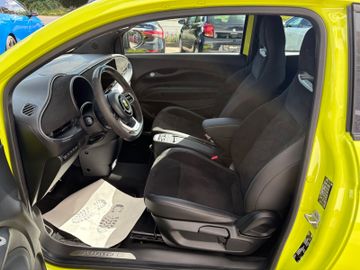 Fahrzeugabbildung Abarth 500 e Scorpionissima Navi Pano Temp JBL RFK  uvm