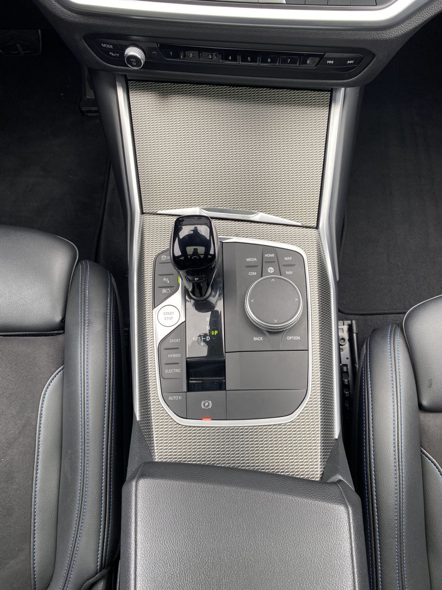 Fahrzeugabbildung BMW 330e Touring M-Sport NAV+LED+AHK+HEAD-UP+PANO+PP