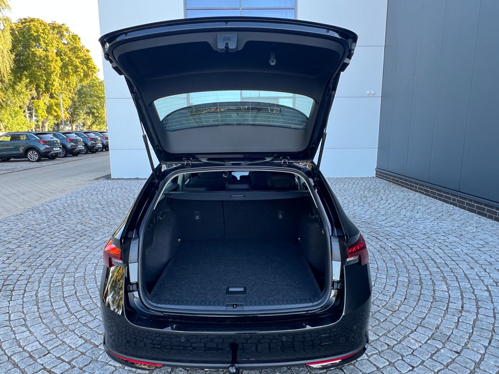 Fahrzeugabbildung SKODA Octavia Combi Essence 2.0 TDI *AHK, LED, SmartLi