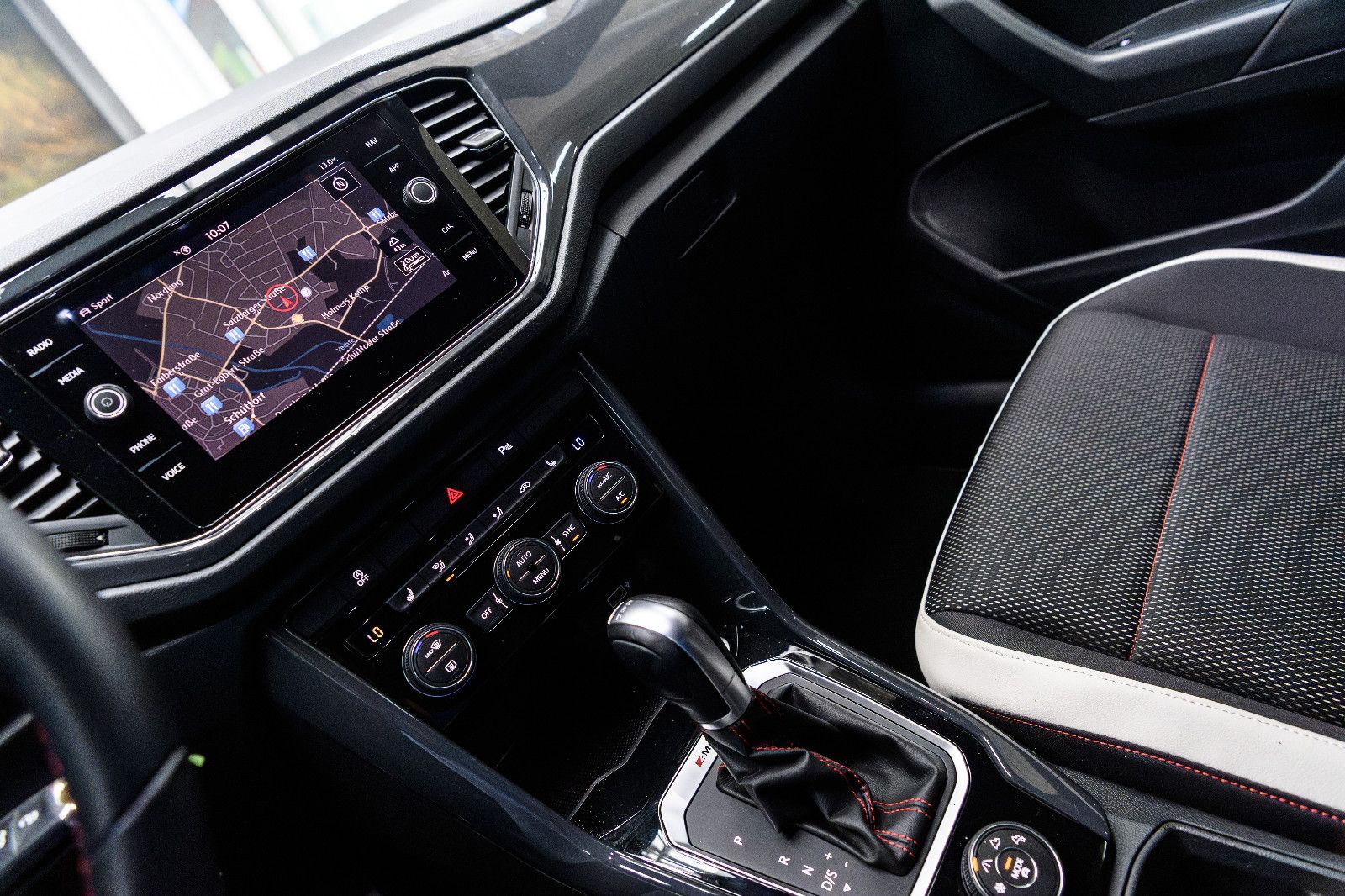 Fahrzeugabbildung Volkswagen T-Roc Sport 2.0 DSG 4Motion AHK SHZ ACC