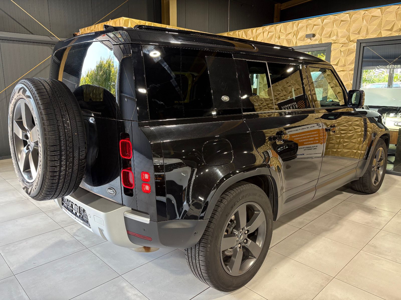 Fahrzeugabbildung Land Rover Defender 110 SE/MEMORY/PANO/360°/APPLE/SHZ/NAVI/