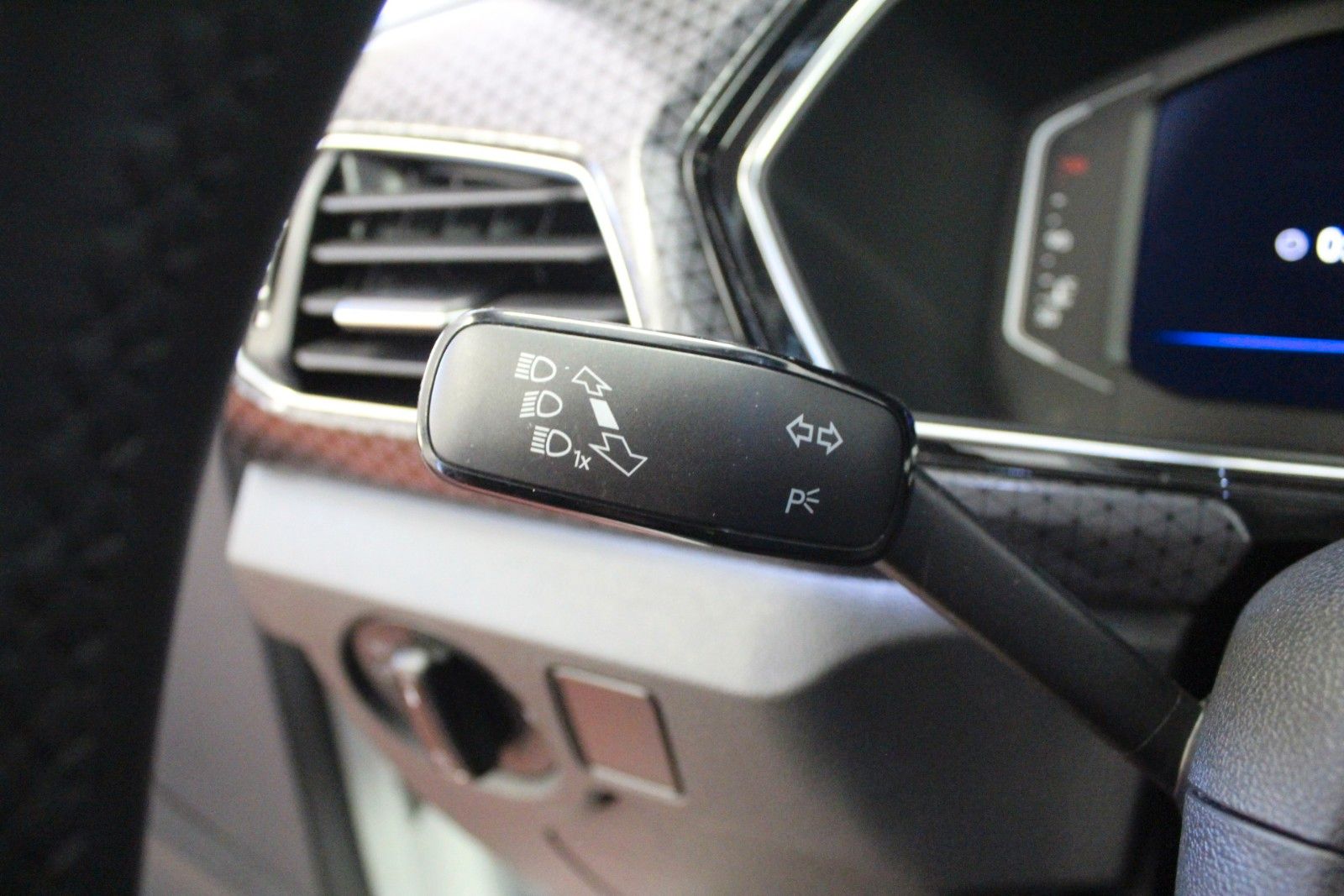Fahrzeugabbildung Volkswagen T-Cross 1.0 TSI DSG *Sitzhzg*Kamera*AHK