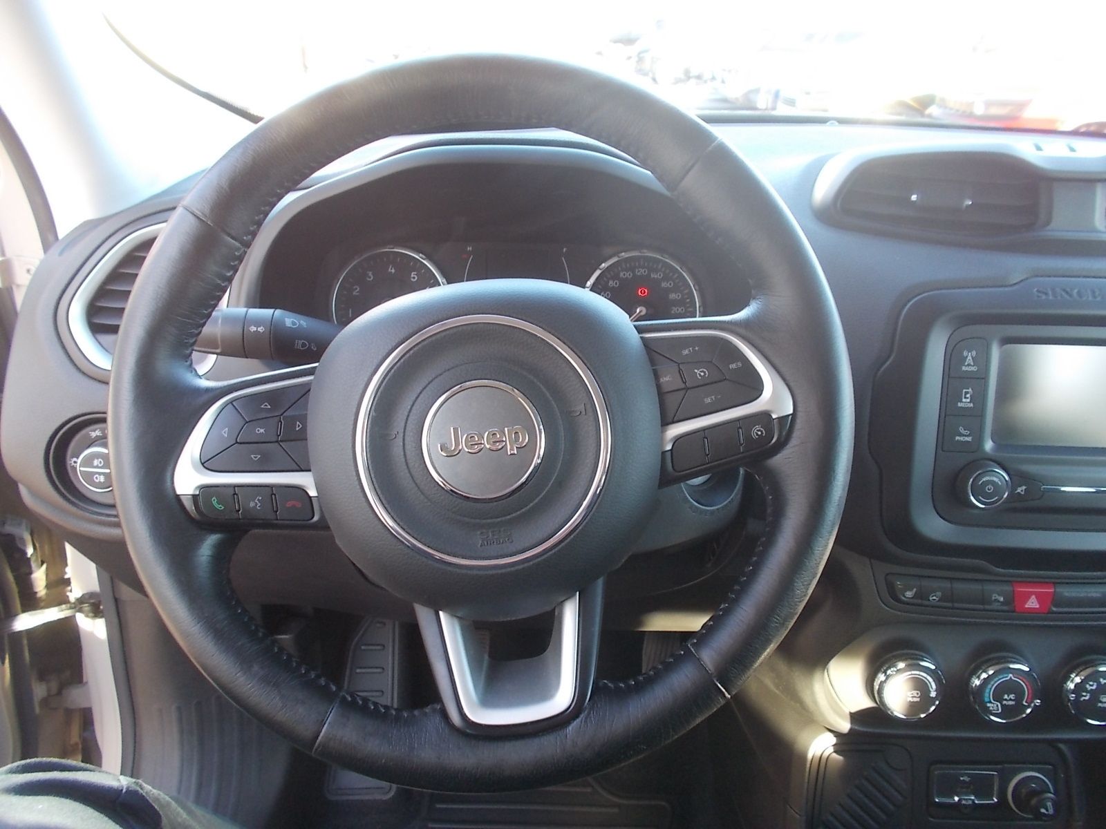 Fahrzeugabbildung Jeep Renegade Longitude 1,4 MultiAir 4x2 NAVI + SHZ