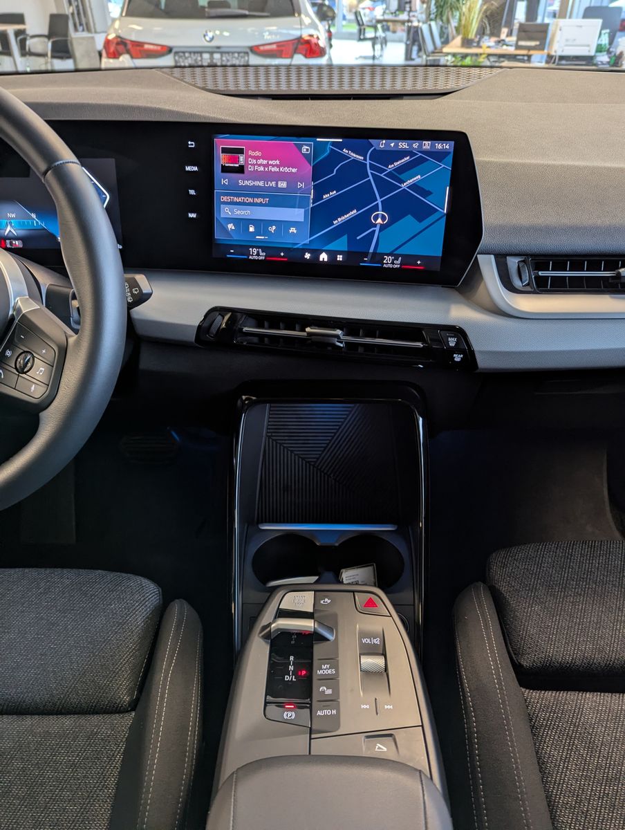 Fahrzeugabbildung BMW 220 Active Tourer i Travel-Paket Panorama AHK