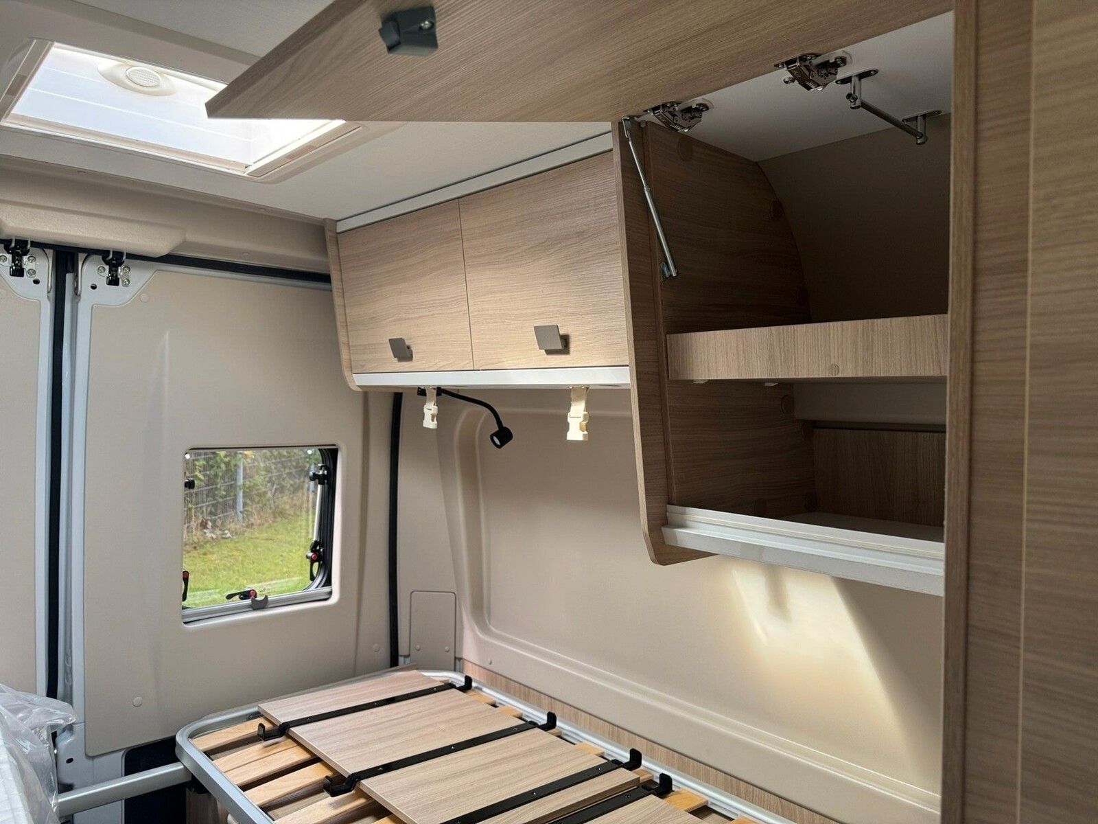 Fahrzeugabbildung Forster Livin Up FV599EBL Aktion! / Pioneer DAB, Markise