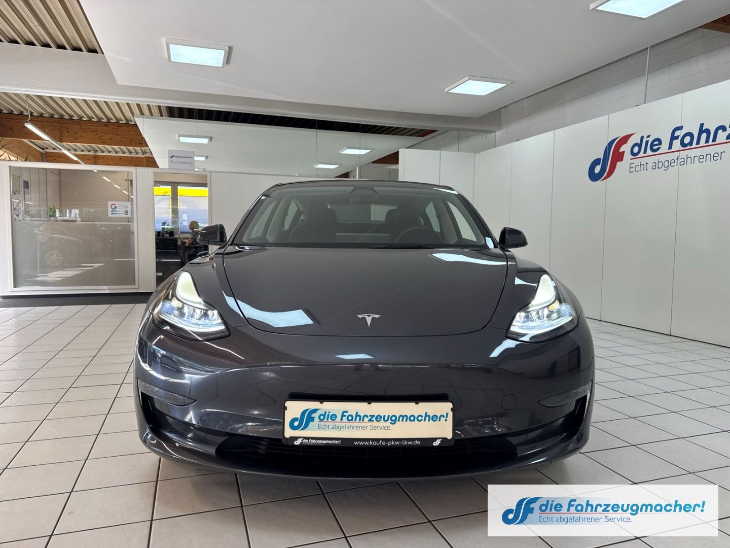 Fahrzeugabbildung Tesla Model 3 RWD Soundsystem ACC El. Heckklappe WLAN