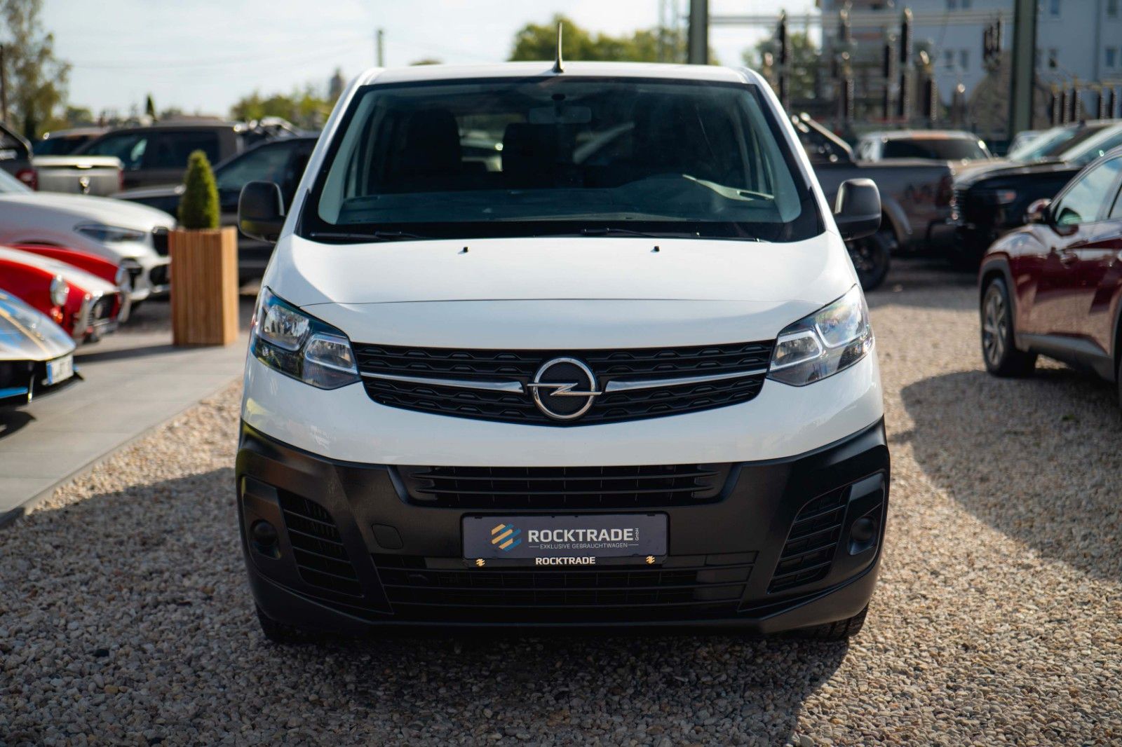 Fahrzeugabbildung Opel Vivaro Kombi S | 9 Sitze | Klima | DAB | TÜV NEU