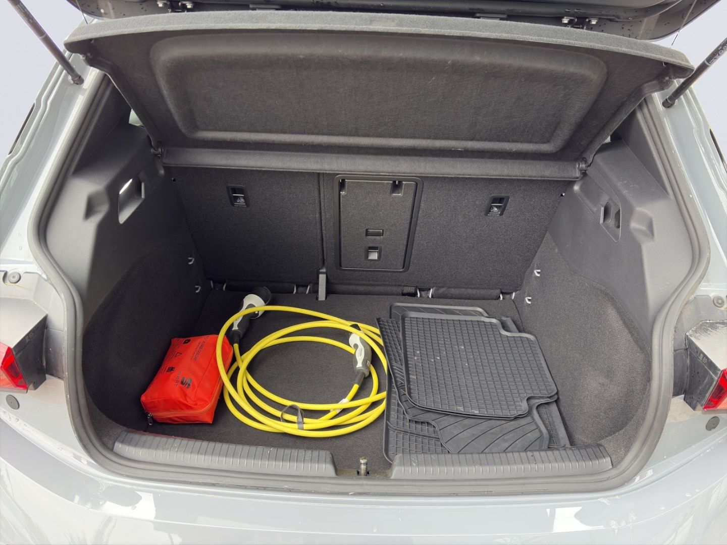 Born 150kW LED ACC 360°Kamera ParkLenkAssist Sit