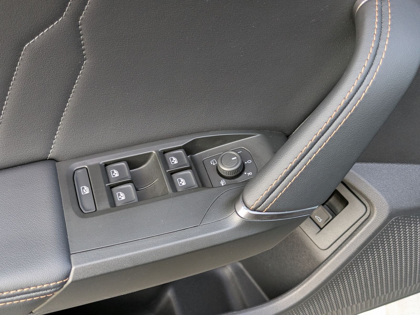 Fahrzeugabbildung CUPRA Leon 1.5 eTSI DSG MATRIX-LED*AHK*ACC*KAMERA*18"