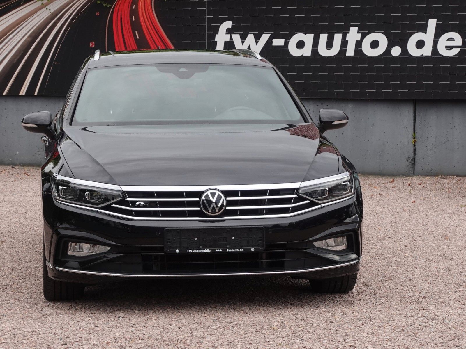 Fahrzeugabbildung Volkswagen Passat Variant 1.5 TSI OPF DSG R Line Pano/HarmK