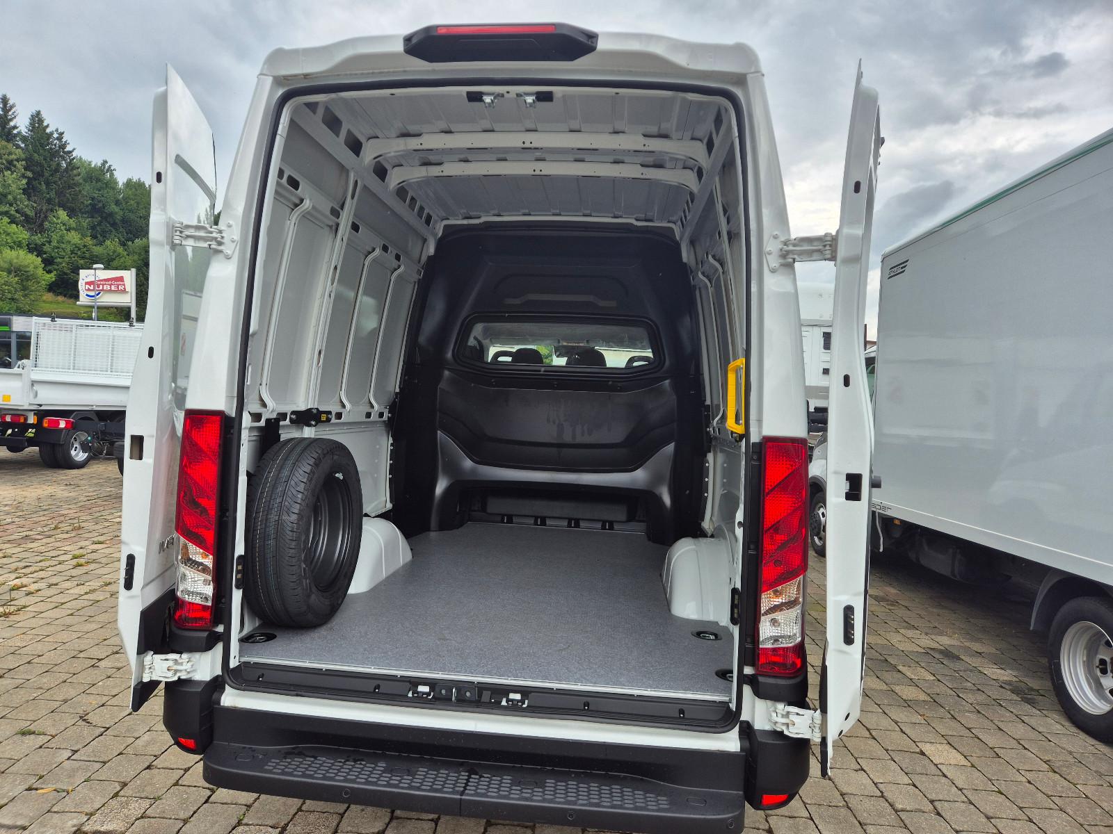 Iveco DAILY 35S14 7-Sitzer DOKA