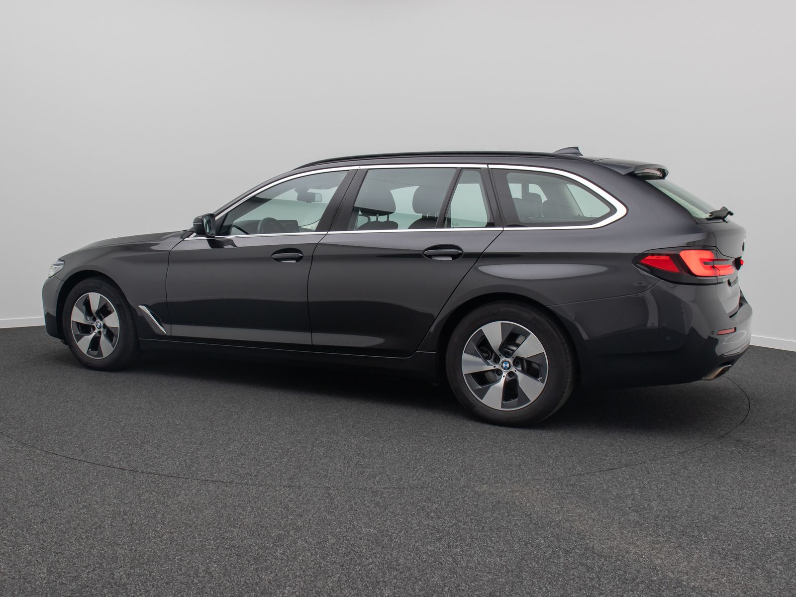 Fahrzeugabbildung BMW 520d xD  DAB Laser HUD Kamera AHK ALarm Komfort