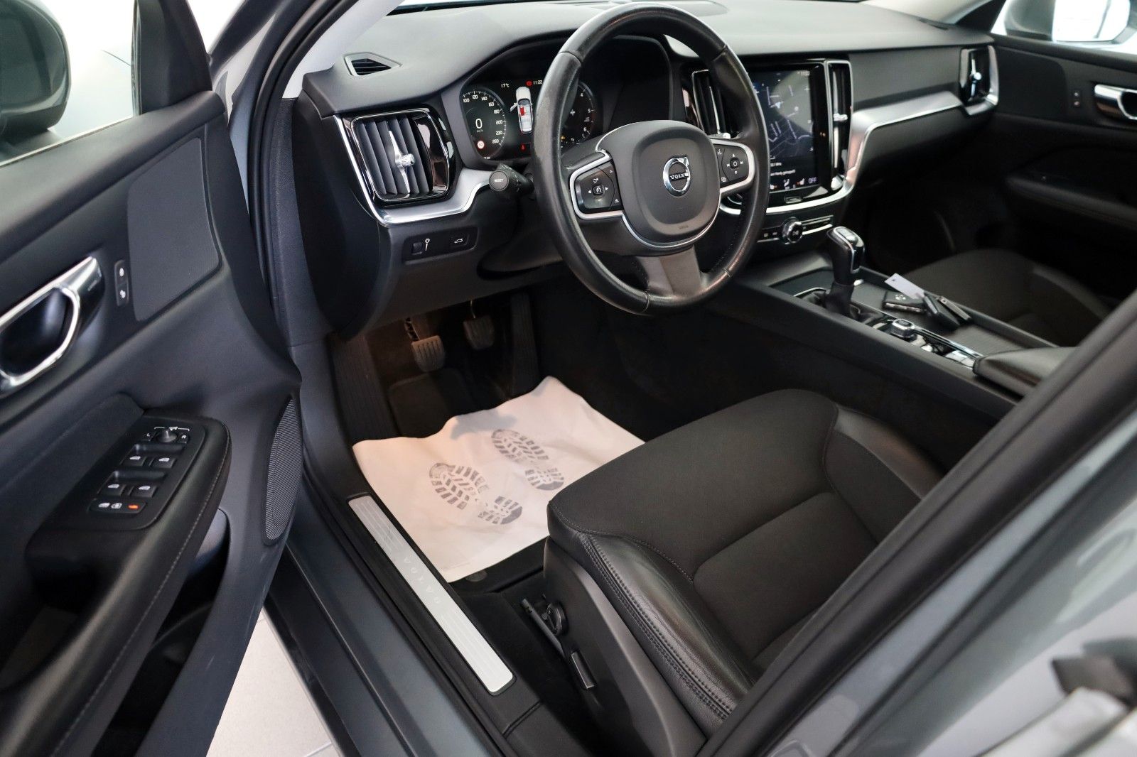 Fahrzeugabbildung Volvo V60 Momentum Pro, T.Leder,Navi,LED,Kamera,SH