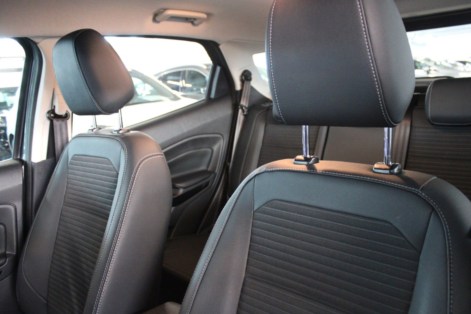 Fahrzeugabbildung Ford EcoSport Titanium LED B&O NAVI DAB Teilleder