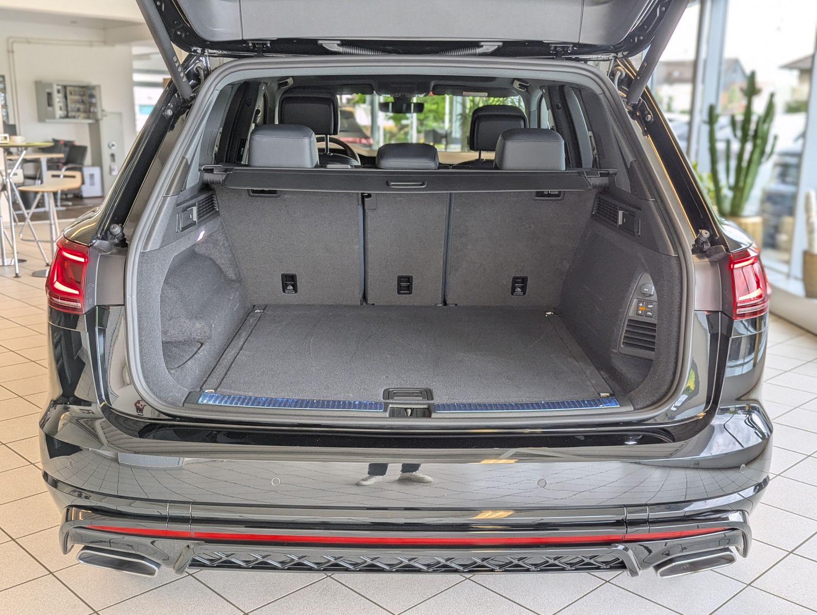VW Touareg 3.0 TDI 4M R-Line Komfort-Paket UPE 111T - Image 17