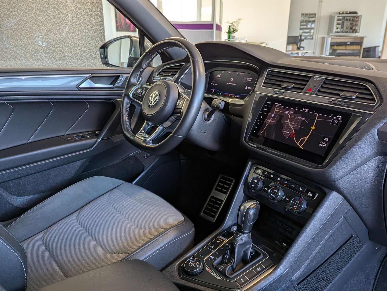 Fahrzeugabbildung Volkswagen Tiguan Allspace TDI DSG 4M 2x R-Line Pano 19 AHK