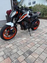 KTM Duke 890 R  - KTM 890 DUKE