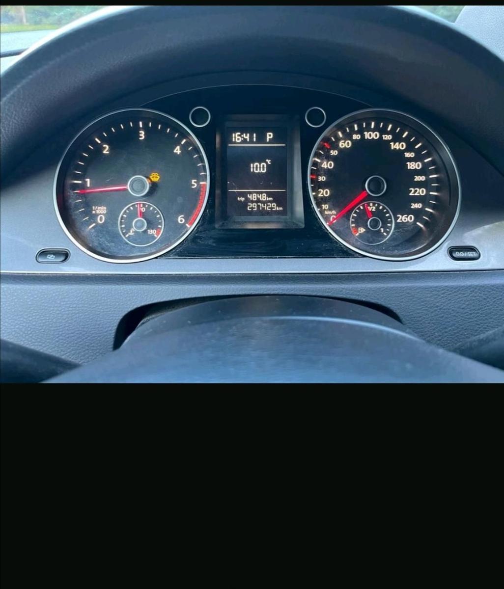 Volkswagen Passat 2009 — interior