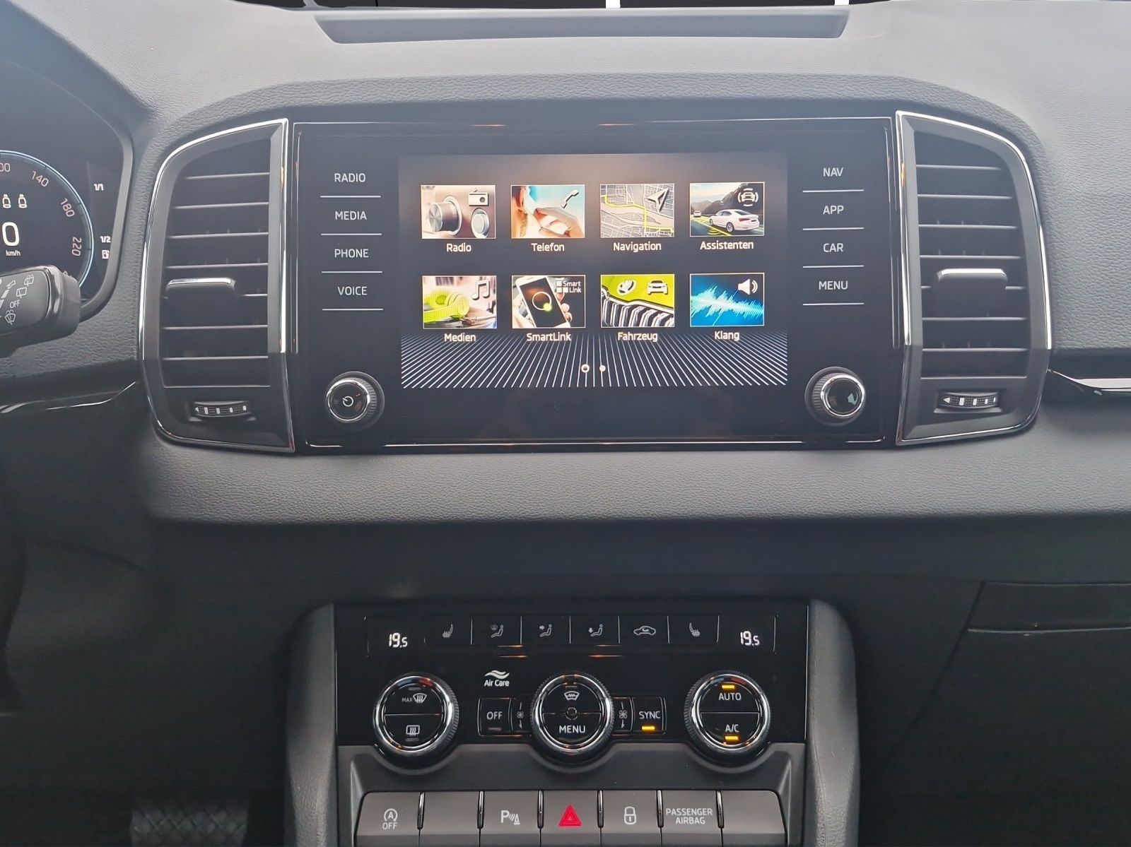 Fahrzeugabbildung SKODA Karoq Balance 1.5 TSI DSG AHZ RFK ACC