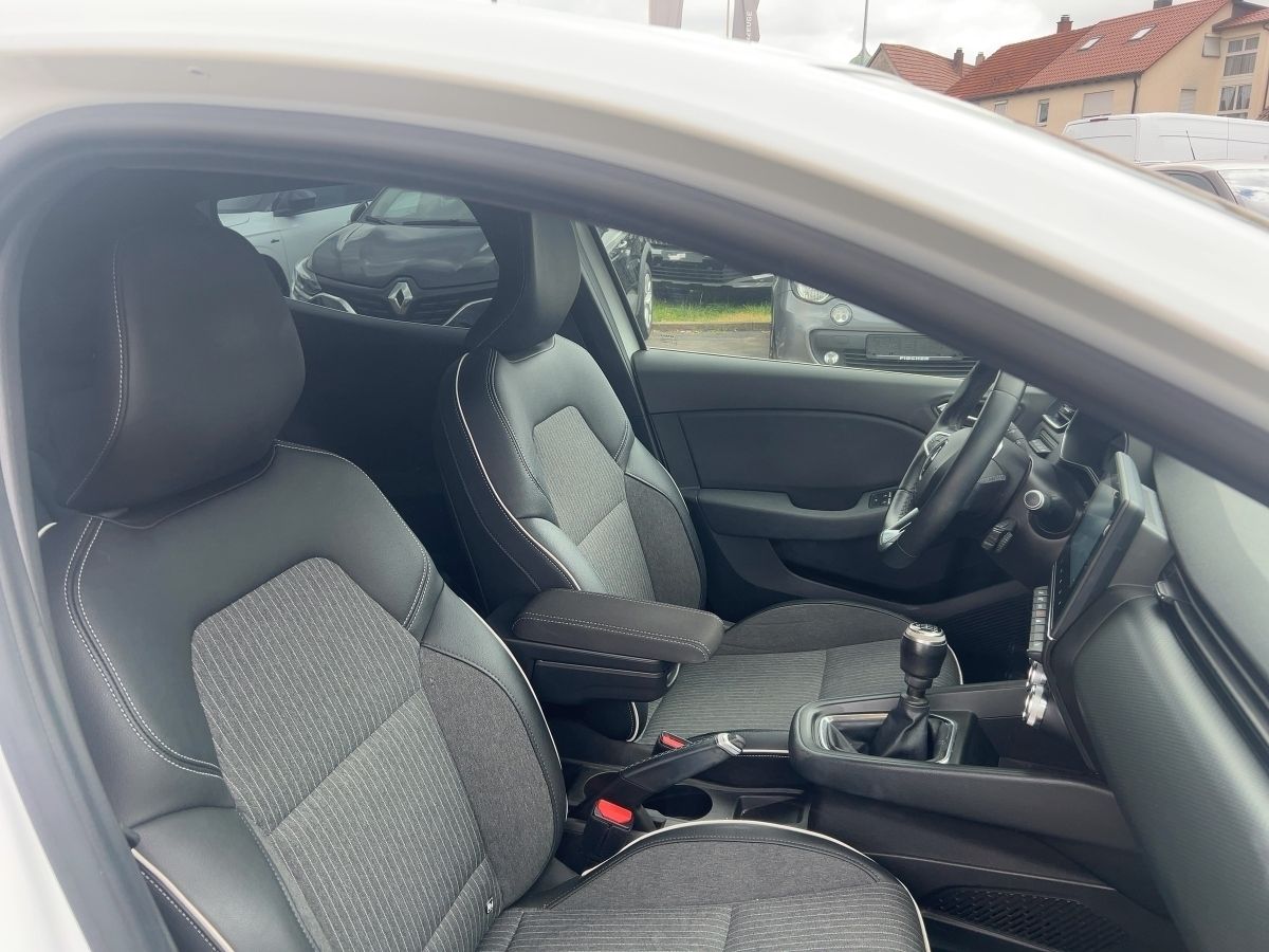 Fahrzeugabbildung Renault Clio TCe 140 Intens Navi Kamera SHZ - mit KI generiert/bearbeitet