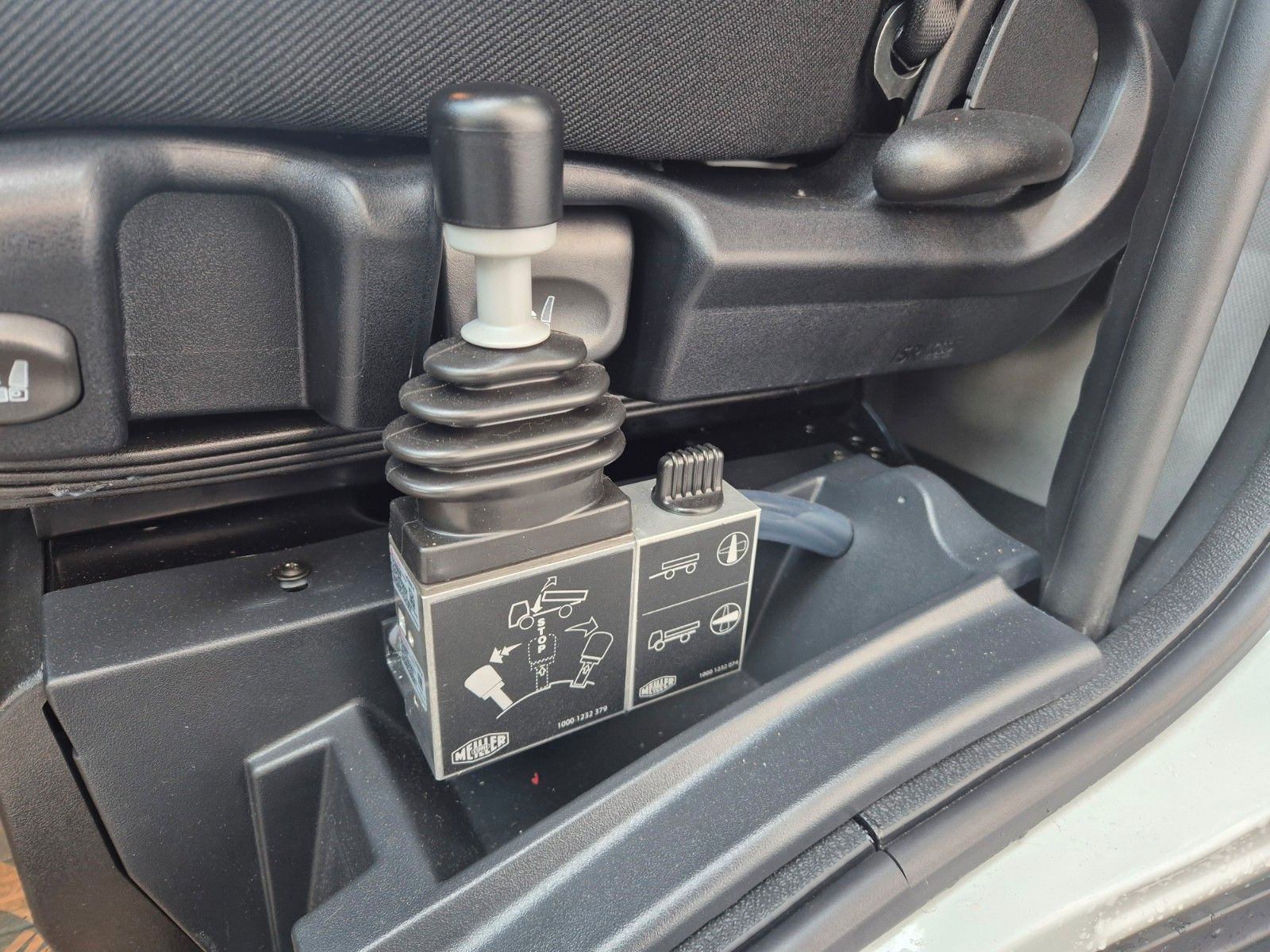 Fahrzeugabbildung Iveco Eurocargo ML80E21 Meiller 2x AHK 3 Sitze