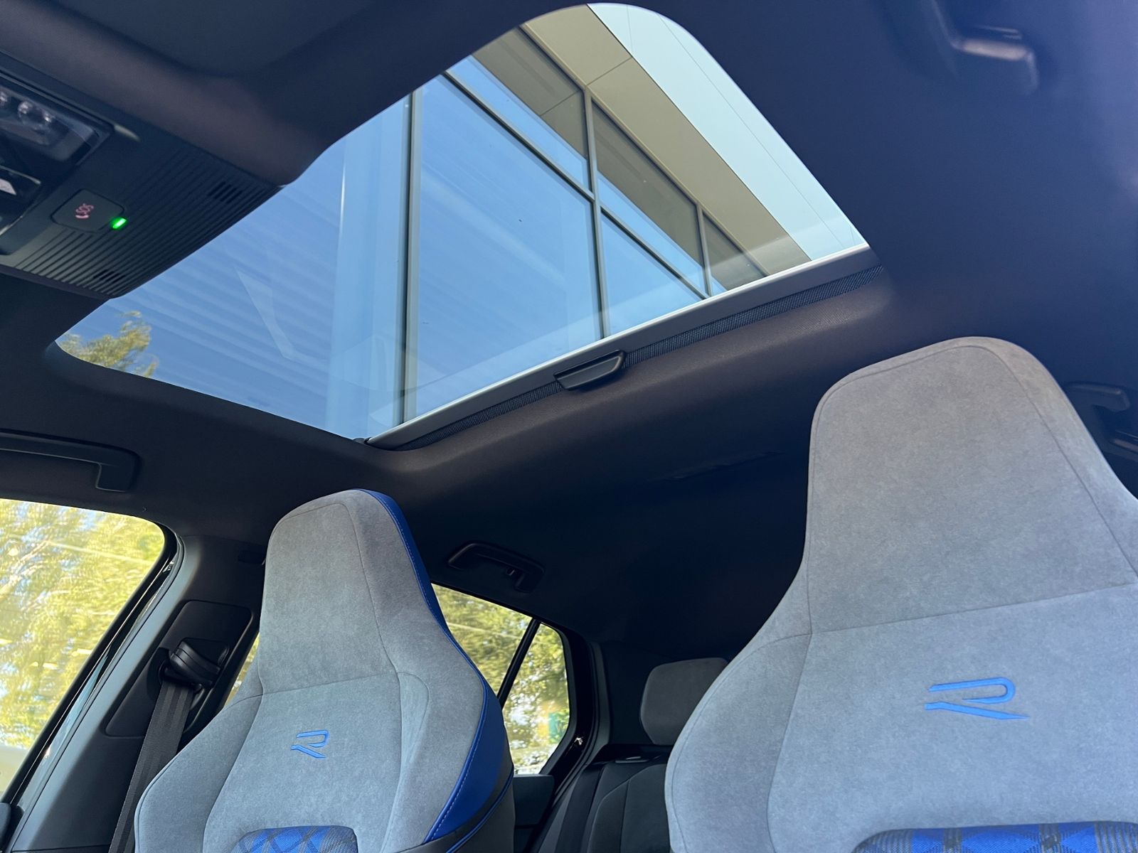 Fahrzeugabbildung Volkswagen Golf VIII R 2.0 TSI DSG 4MOTION *R-Performance,