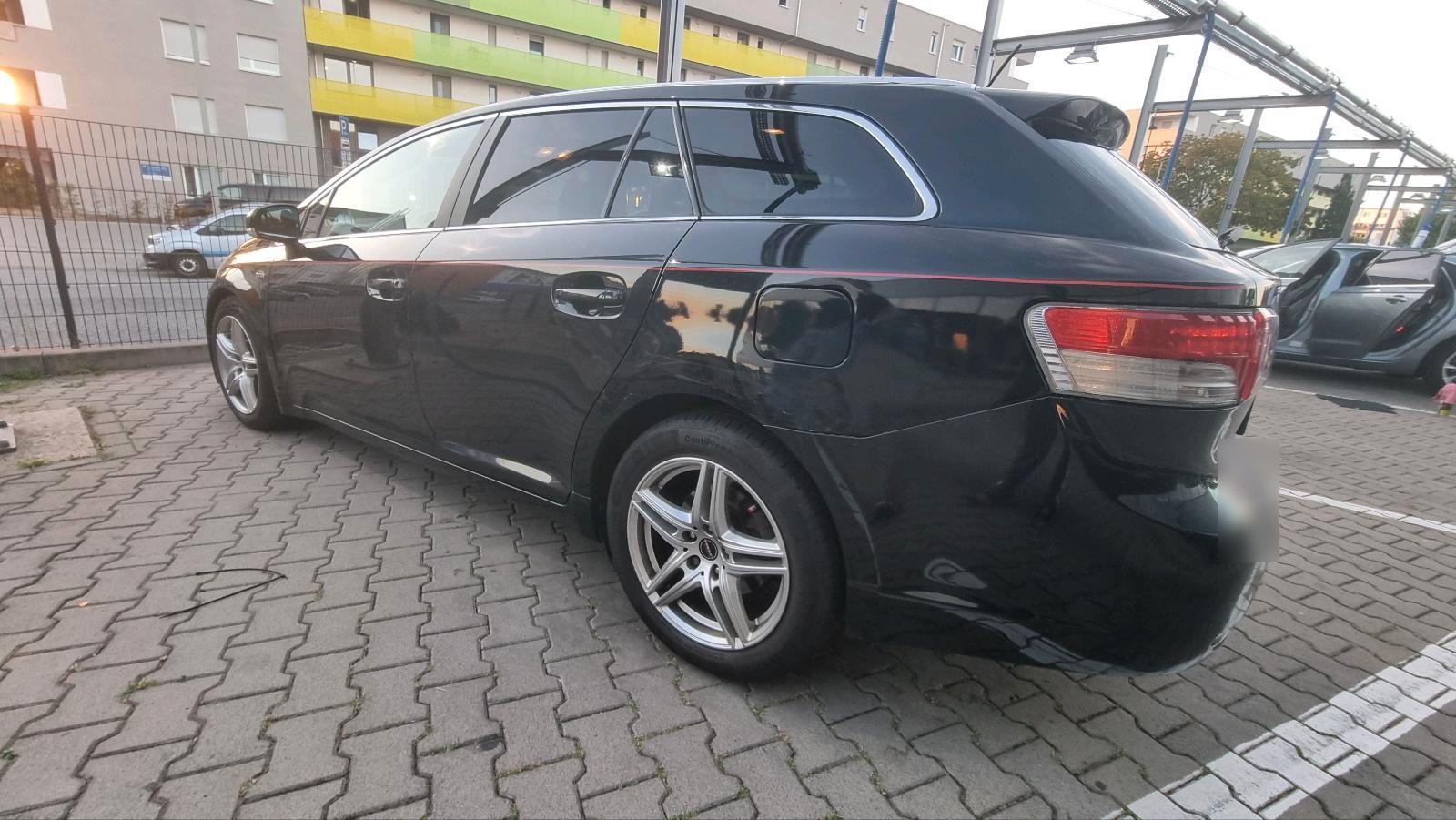 Toyota Avensis 2010 — rear view