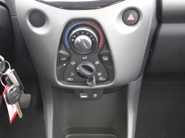 AYGO Team D nur 4.800 KM ! / Rentnerfahrzeug