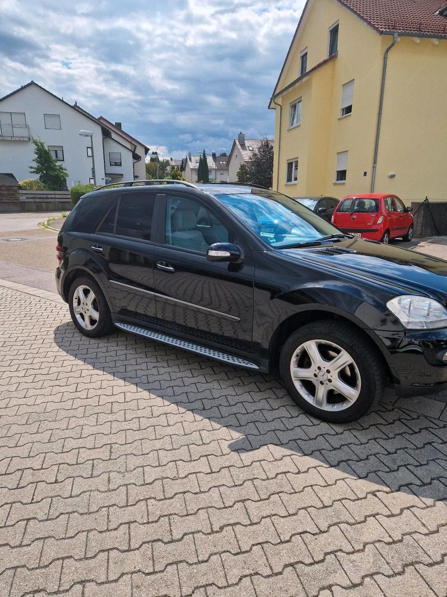 Mercedes-Benz ML350 2006 — rear view