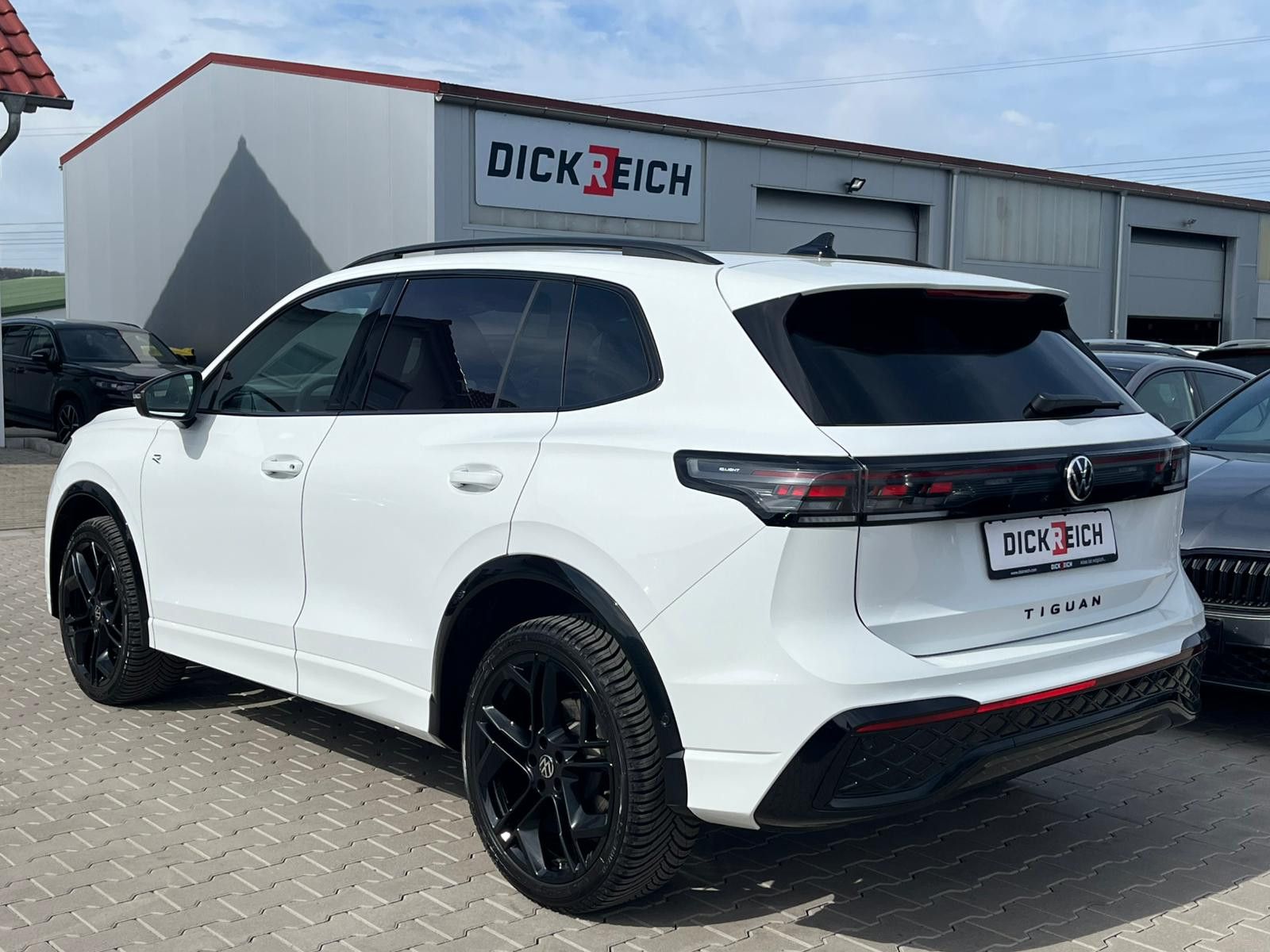 Изображение автомобиля Volkswagen Tiguan 2.0 TDI 4M R-Line PANO*H&amp;K*AHK*MATRIX*20"
