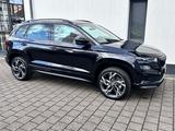 Skoda Karoq 1.5l TSI DSG Sportline  AHK,19",Navi,5/100 - Skoda Karoq Tageszulassungen