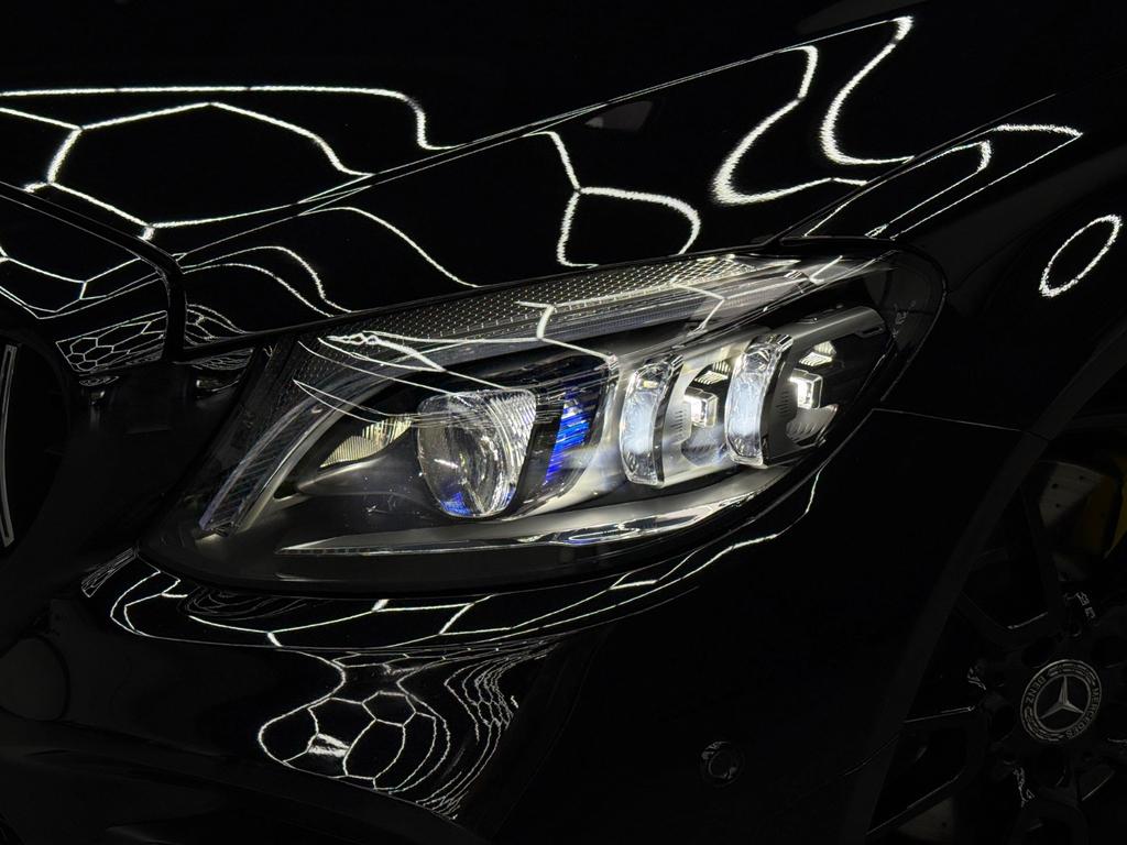 Detailaufnahme Mercedes-Benz C43 AMG Cabrio 4MATIC unter der Studiobeleuchtung